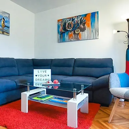Extraordinary Comfort Mendy Kaštela